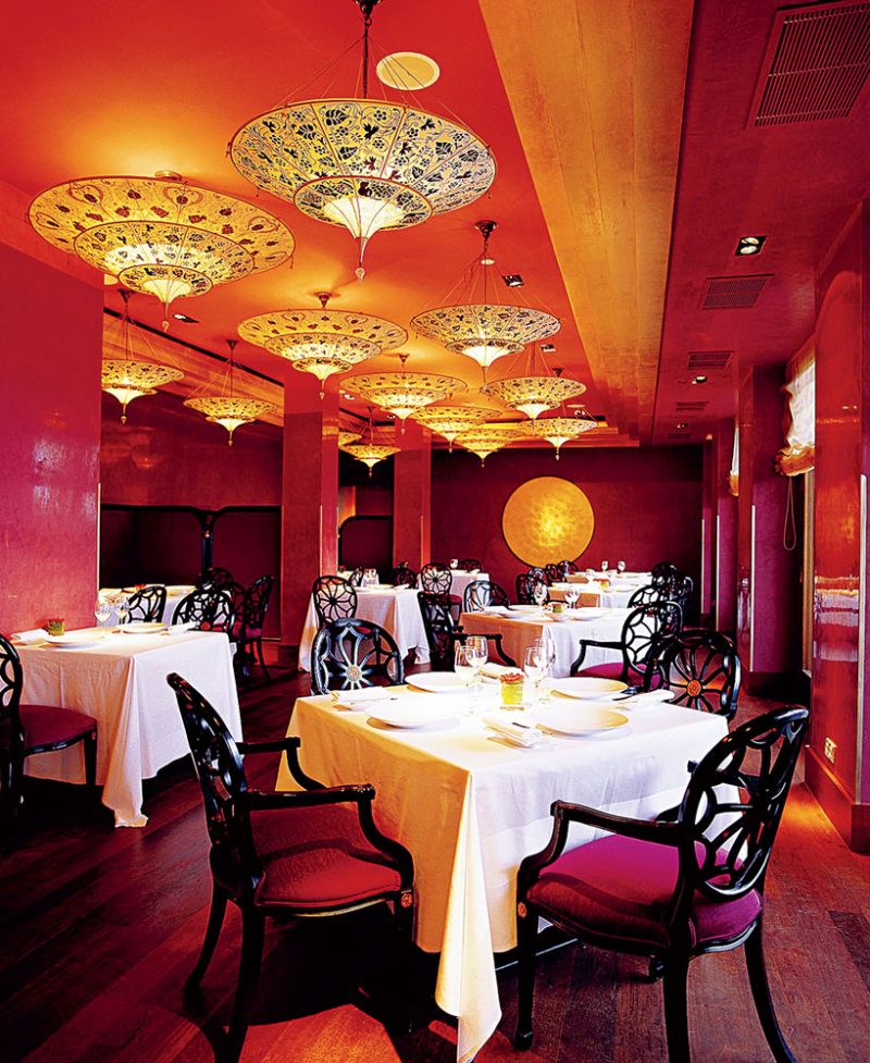 Restaurant with Fortuny Scheherazade silk lamps